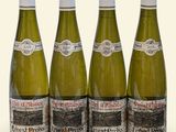 trois bouteilles de vin posées les unes à côté des autres sur une surface blanche