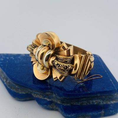 une image représentant une bague en or posée sur un morceau de roche bleue
