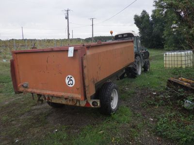 un camion-benne garé dans l'herbe