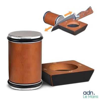 une boîte en bois contenant un couteau, à côté d'une boîte en bois contenant un couteau