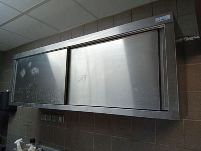 une photo d'une salle de bains avec un lavabo et un miroir