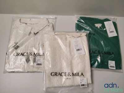 trois vêtements sont emballés dans des sacs en plastique sur une table