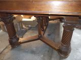 une grande table en bois avec deux pieds et un plateau