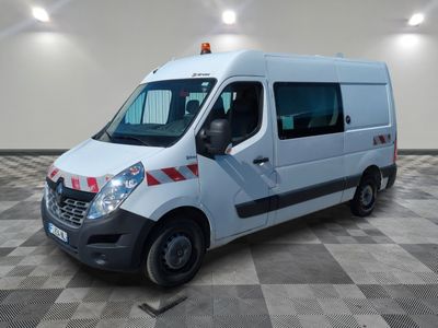 l'image d'une camionnette blanche garée dans un garage