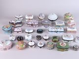 une image représentant un ensemble d'objets en porcelaine posés sur une surface blanche