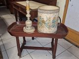 une table sur laquelle se trouvent un vase et une bougie
