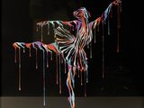 une image représentant un tableau d'une femme en robe, sur laquelle coule de la peinture