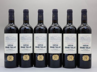 six bouteilles de vin rouge sont alignées