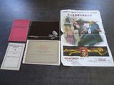 beaucoup de livres et de brochures posés sur une table