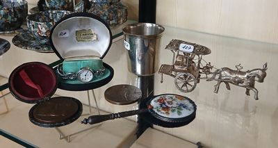 une vitrine en verre contenant divers objets