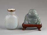deux petits vases posés l'un à côté de l'autre sur une table