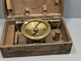 une boîte en bois contenant une plaque en laiton