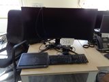 un bureau d'ordinateur équipé de deux écrans et d'un clavier