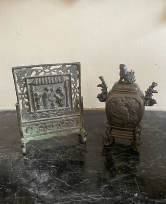 deux petits objets métalliques posés sur une table noire