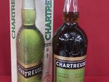 une bouteille de Charreuse à côté d'une boîte de Charreuse