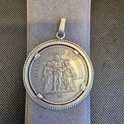 l'image d'une pièce d'argent posée sur un morceau de tissu