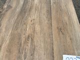 La table est en bois et porte une étiquette de prix.