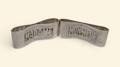 Deux ronds de serviette en métal argenté ajouré à décor ajou…