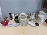 de nombreux types de vases et de bols sur la table