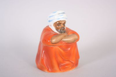 une figurine représentant un homme coiffé d'un turban