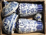 quatre vases bleus et blancs dans une boîte en carton