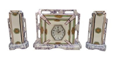 trois horloges empilées les unes sur les autres