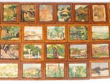 de nombreux tableaux accrochés au mur de cette pièce