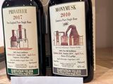 Deux bouteilles d'alcool sont posées sur une étagère dans un magasin.