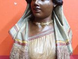 une statue représentant une femme portant un foulard sur la tête