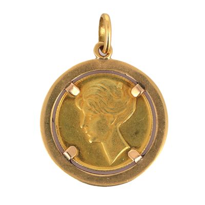 une image représentant une pièce d'or avec le visage d'une femme au centre