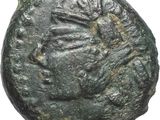 un gros plan d'une pièce de monnaie avec un visage dessus