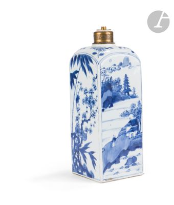 bouteille en porcelaine bleue et blanche ornée d'un paysage