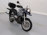 une moto garée dans une pièce aux murs blancs
