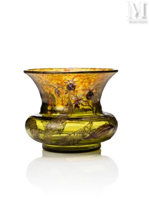 un vase en verre posé sur une surface blanche