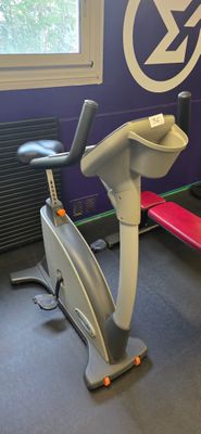 une salle de sport équipée d'un vélo d'appartement et d'un tapis de course