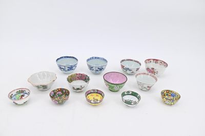 beaucoup de bols posés sur une table