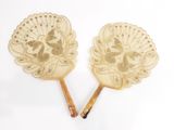 paire d'éventails en bois peints à la main, ornés de motifs dorés