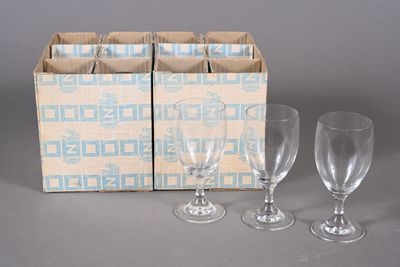 quatre verres à vin vides et une boîte de verres à vin vides