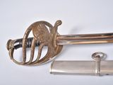 une épée en argent avec une poignée en or et un fourreau en argent