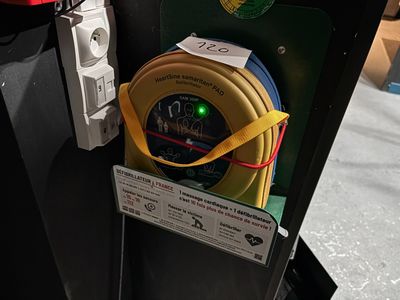 un parcmètre auquel est raccordé un tuyau jaune