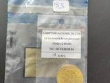 une petite pièce de monnaie dans un sac en plastique posé sur une table