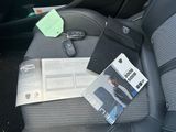 une photo d'un siège auto avec un livre et une télécommande