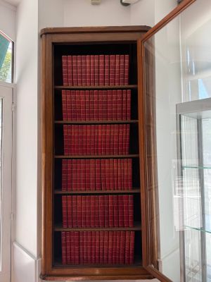 une bibliothèque remplie de livres, placée dans un coin de la pièce