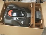 une boîte contenant un aspirateur noir et orange