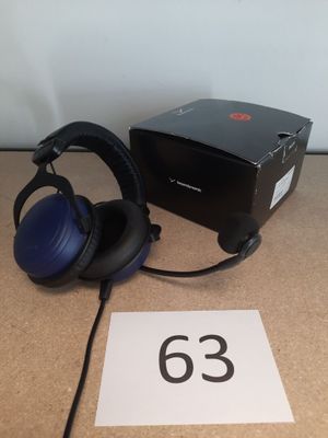 un casque posé sur une table à côté d'une boîte