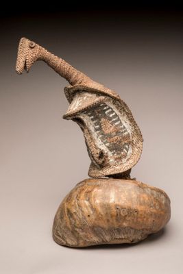 une image représentant une sculpture en pierre représentant un couteau posé sur un rocher