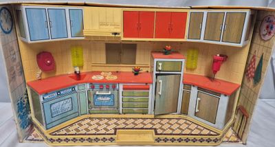 une cuisine de jouet avec une cuisinière, un réfrigérateur, un évier et un four