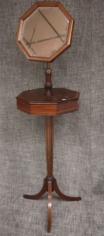 Barbière en acajou et placage d'acajou tripode, décor de filet de...