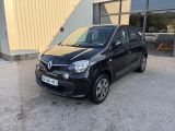 une voiture noire garée devant un bâtiment