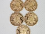 quatre types différents de pièces d'or sur une surface blanche